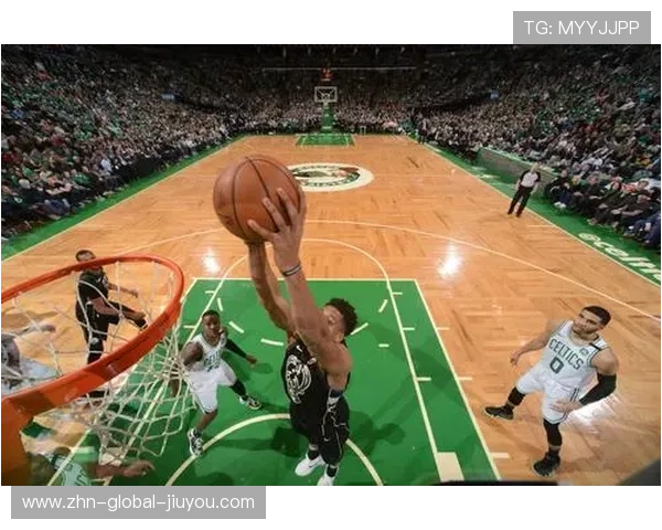 字母哥暴扣威力全开，雄鹿锋线冲击力十足